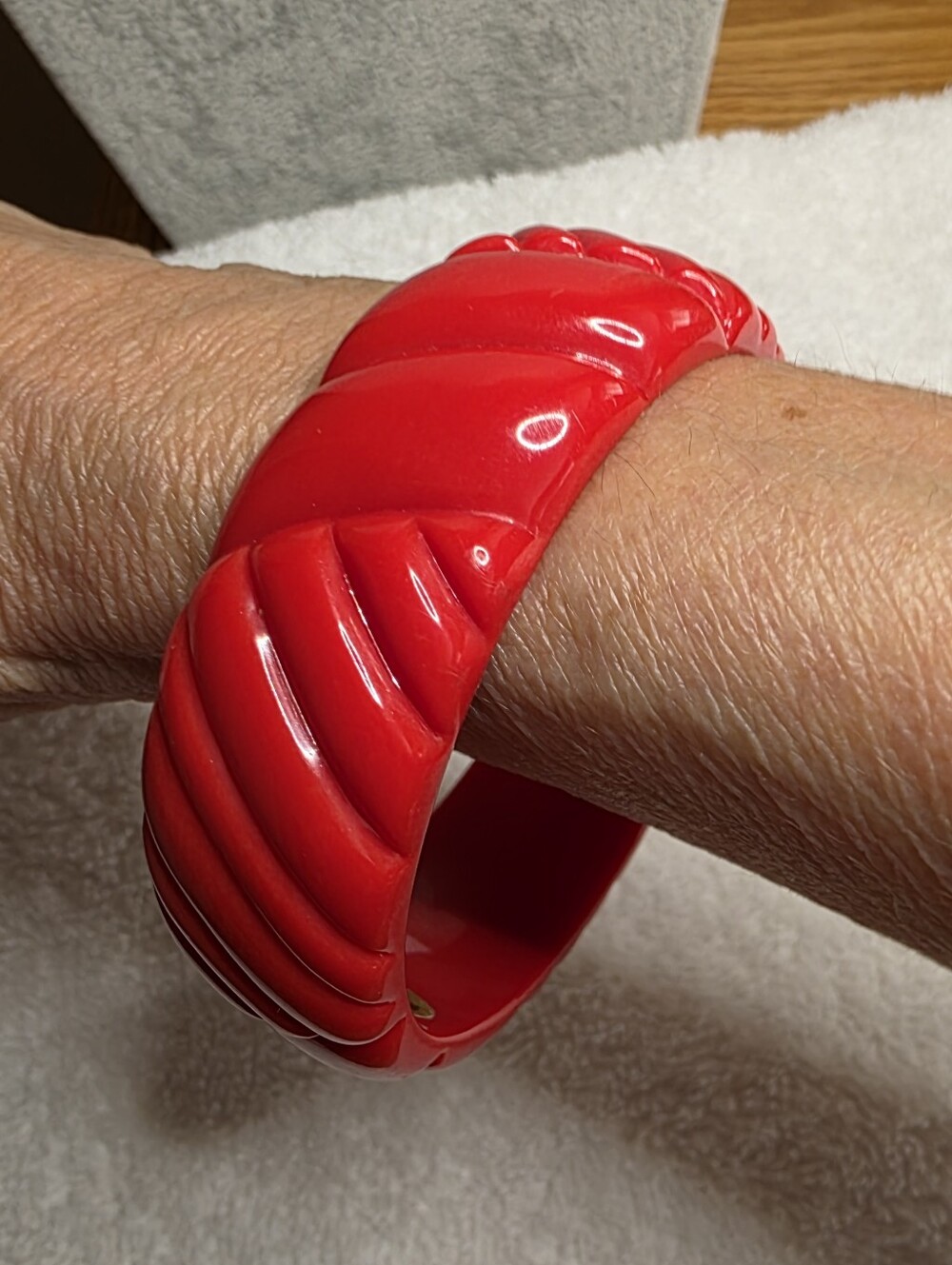 Bright Red Lucite/Acrylic Jewelry Bundle- 1 Necklace & 1 Bangle - Picture 9 of 11